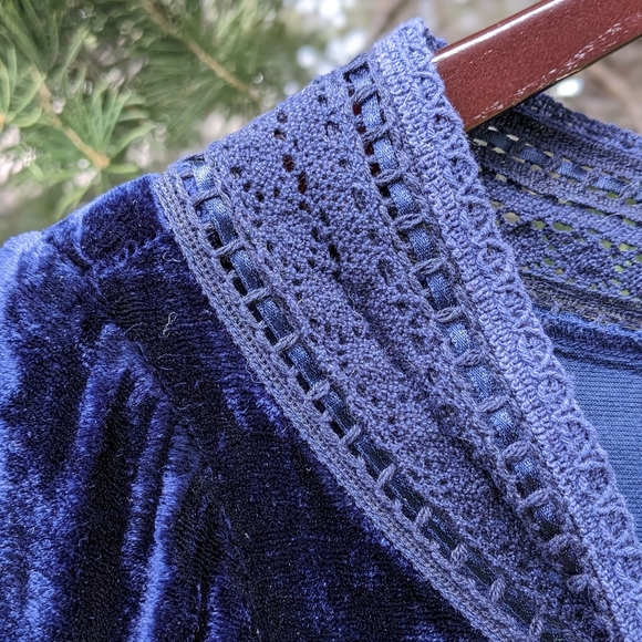 Velvet Renaissance Top - Picture 2 of 3